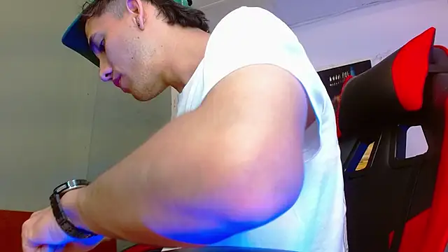 Snapshot of alexgiraldo__ chatting on July 18, 1:32 am alexgiraldo online show from July 18, 1:32 am
