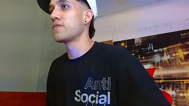 Snapshot of alexgiraldo__ chatting on August 1, 2:55 am alexgiraldo online show from August 1, 2:55 am