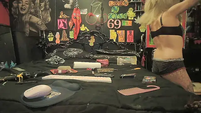 Snapshot of Splash_Queen420 chatting on May 25, 5:02 am Splash Queen420 online show from May 25, 5:02 am