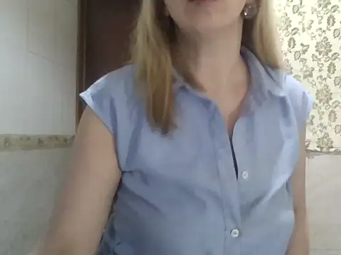 Snapshot of MiyaHottie chatting on November 10, 4:22 am MiyaHottie online show from November 10, 4:22 am