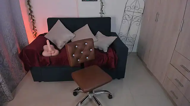 Snapshot of mishelkrave_ chatting on October 10, 12:20 am mishelkrave  online show from October 10, 12:20 am