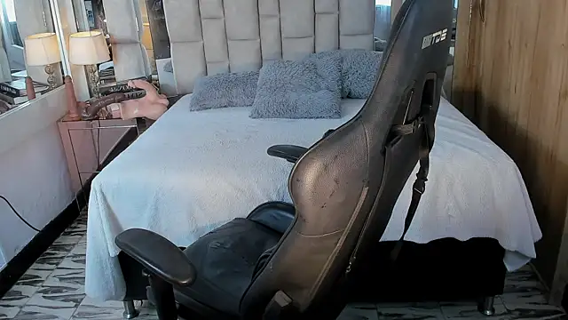 Snapshot of MaddyGray_ chatting on September 19, 7:14 pm MaddyGray  online show from September 19, 7:14 pm