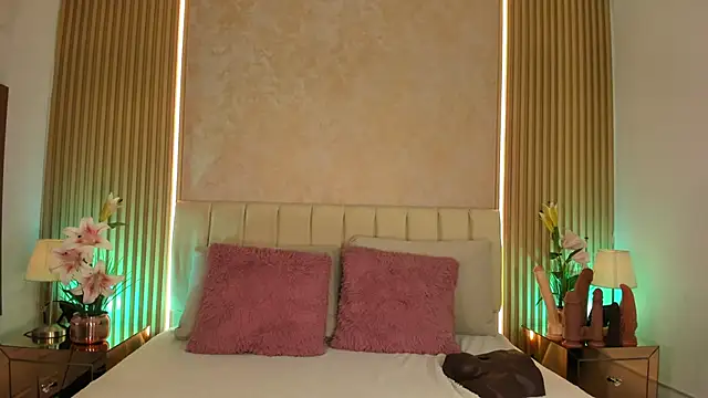 MaddyGray  online show from April 22, 7:15 pm