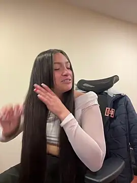 Alyha Cortes online show from April 21, 1:50 pm