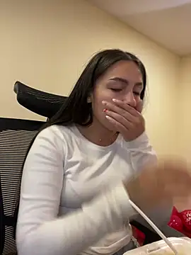 Alyha Cortes online show from April 22, 1:45 pm