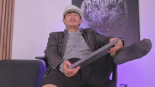 Snapshot of DimitriDeluxe chatting on September 28, 11:48 am DimitriDeluxe online show from September 28, 11:48 am