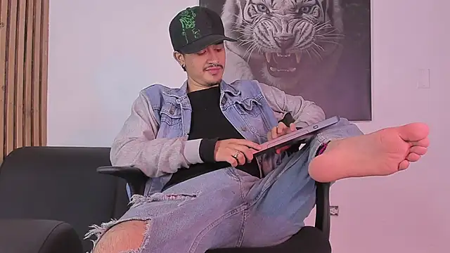 Snapshot of DimitriDeluxe chatting on October 4, 7:45 pm DimitriDeluxe online show from October 4, 7:45 pm