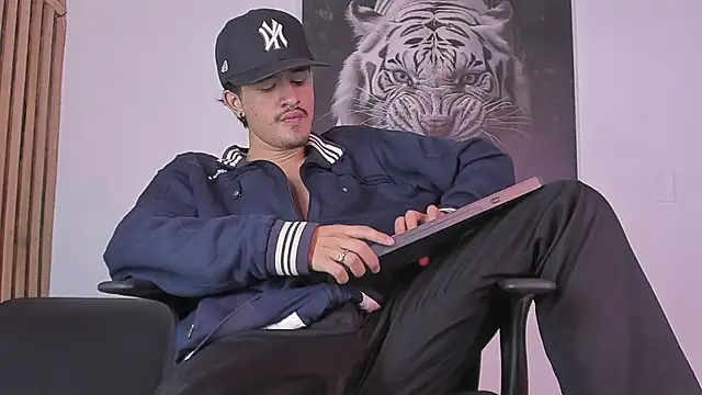 Snapshot of DimitriDeluxe chatting on October 6, 8:06 pm DimitriDeluxe online show from October 6, 8:06 pm