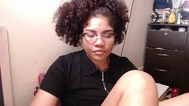 Snapshot of madelene chatting on December 5, 2:31 am madelene online show from December 5, 2:31 am