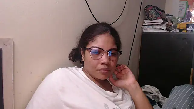 Snapshot of madelene chatting on February 12, 1:41 am madelene online show from February 12, 1:41 am