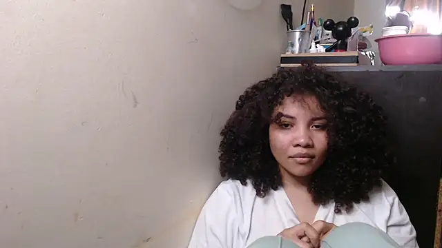 Snapshot of madelene chatting on November 5, 2:44 am madelene online show from November 5, 2:44 am