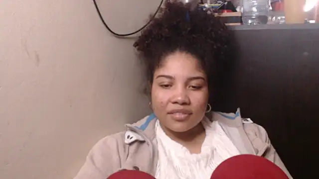 Snapshot of madelene chatting on November 21, 1:37 am madelene online show from November 21, 1:37 am