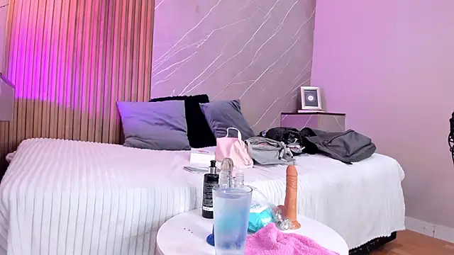 Snapshot of emma__rose1 chatting on October 15, 2:33 am emma rose1 online show from October 15, 2:33 am