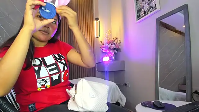 Snapshot of emma__rose1 chatting on October 21, 2:23 am emma rose1 online show from October 21, 2:23 am