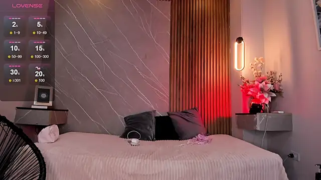 Snapshot of emma__rose1 chatting on October 24, 2:19 am emma rose1 online show from October 24, 2:19 am