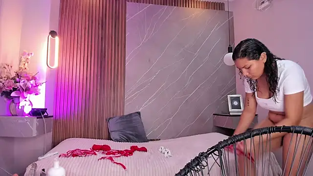 Snapshot of emma__rose1 chatting on November 3, 2:24 am emma rose1 online show from November 3, 2:24 am