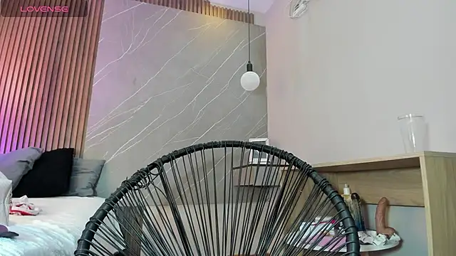 Snapshot of emma__rose1 chatting on November 6, 2:12 am emma rose1 online show from November 6, 2:12 am