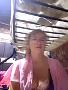 Snapshot of SexyHottMom chatting on October 19, 8:09 pm SexyHottMom online show from October 19, 8:09 pm