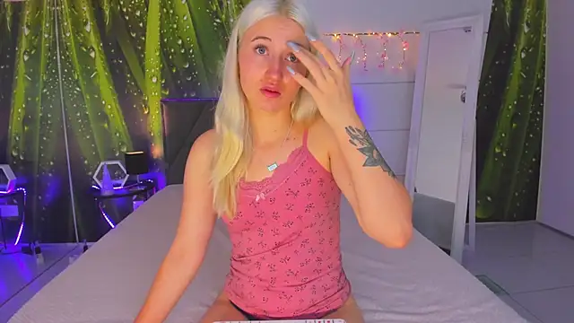 HollyTailors online show from September 26, 5:22 am