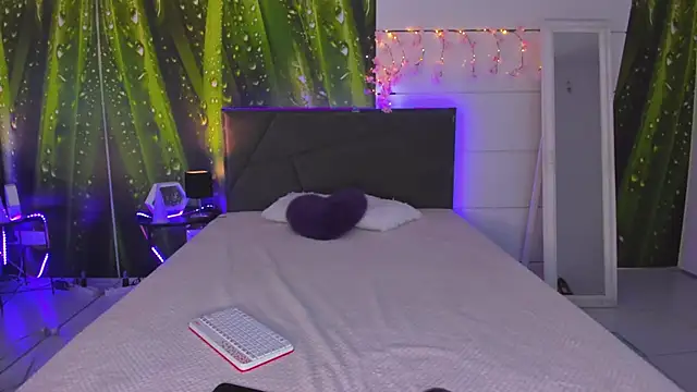 HollyTailors online show from October 16, 5:30 am