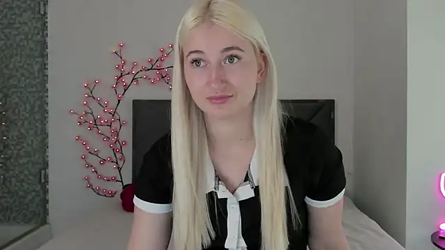 HollyTailors online show from March 22, 1:25 pm