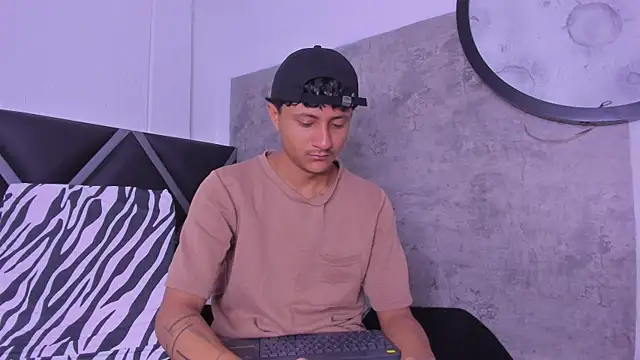 Snapshot of _Leohot_ chatting on April 29, 3:32 am Leohot online show from April 29, 3:32 am