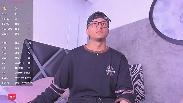 Snapshot of _Leohot_ chatting on May 15, 3:35 am Leohot online show from May 15, 3:35 am