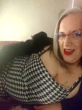 Feelineducentre online show from January 5, 8:45 pm