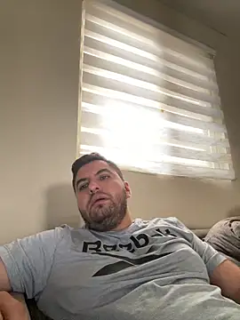 raulgzz4 online show from April 14, 4:02 pm