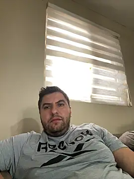 raulgzz4 online show from April 28, 3:28 pm