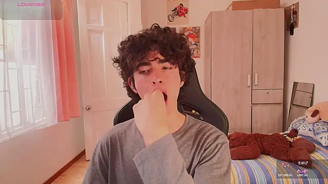 Nude Boy18 online show from April 24, 8:11 pm