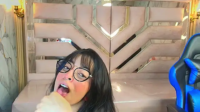 Snapshot of zoe_r_ chatting on October 1, 3:12 am zoe r online show from October 1, 3:12 am