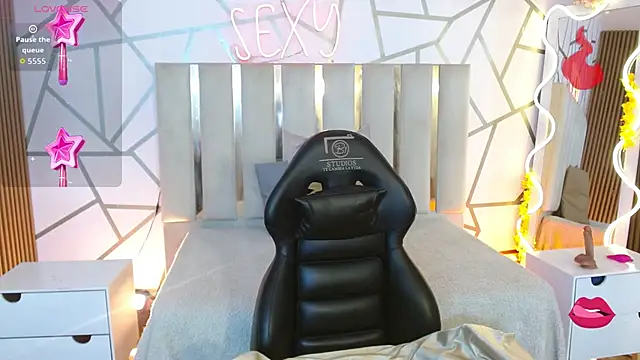 CYRUS TAY online show from December 18, 12:33 pm