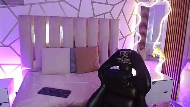 CYRUS TAY online show from March 4, 12:55 pm