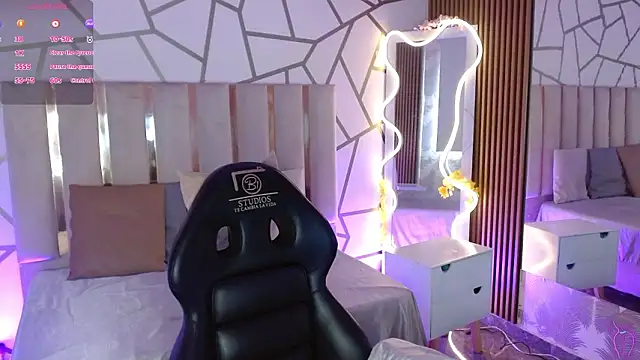 CYRUS TAY online show from March 6, 4:25 pm