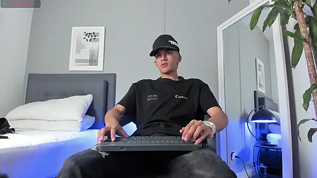 Snapshot of Tylerffoxx chatting on September 13, 8:30 pm Tylerffoxx online show from September 13, 8:30 pm