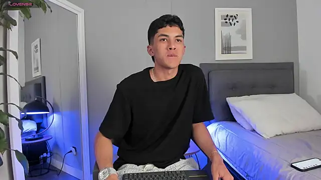 Snapshot of Tylerffoxx chatting on October 6, 10:40 pm Tylerffoxx online show from October 6, 10:40 pm