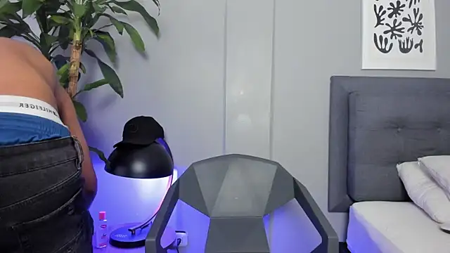 Tylerffoxx online show from April 10, 9:08 pm