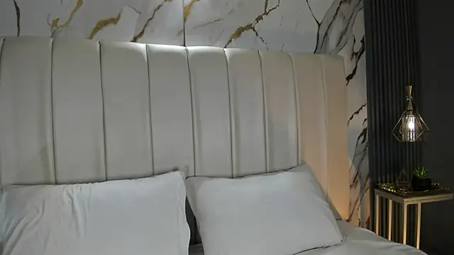 CarolineLee  online show from April 22, 10:33 pm