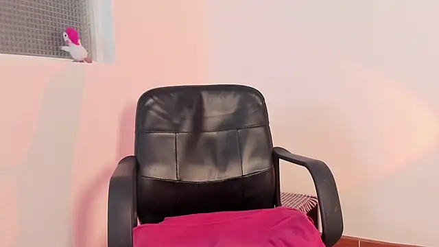 Snapshot of marie_pourtoii chatting on October 13, 1:05 am marie pourtoii online show from October 13, 1:05 am