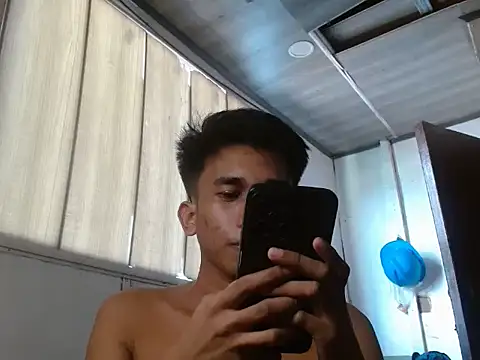 Snapshot of charlie0728 chatting on December 21, 2:51 am charlie0728 online show from December 21, 2:51 am