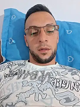 Snapshot of Necunoscutul001 chatting on October 9, 5:49 am Necunoscutul001 online show from October 9, 5:49 am