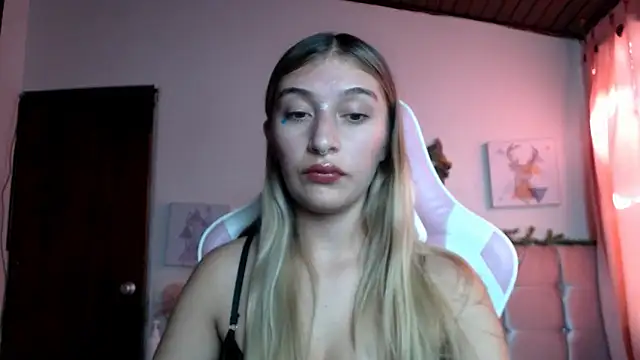 Snapshot of SophiaaLee chatting on April 24, 9:39 pm SophiaaLee online show from April 24, 9:39 pm