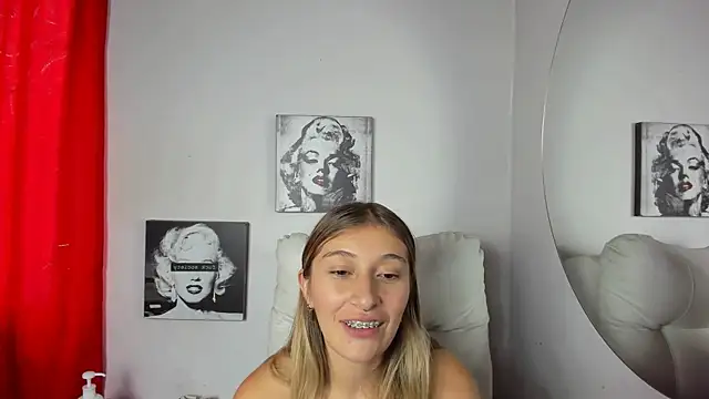 Snapshot of SophiaaLee chatting on July 23, 1:58 am SophiaaLee online show from July 23, 1:58 am
