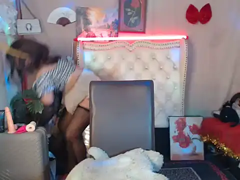 Snapshot of miss_laila_ chatting on September 13, 10:37 am miss laila  online show from September 13, 10:37 am