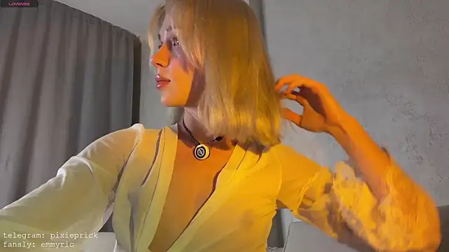 Snapshot of KittenFang chatting on July 24, 9:35 pm KittenFang online show from July 24, 9:35 pm