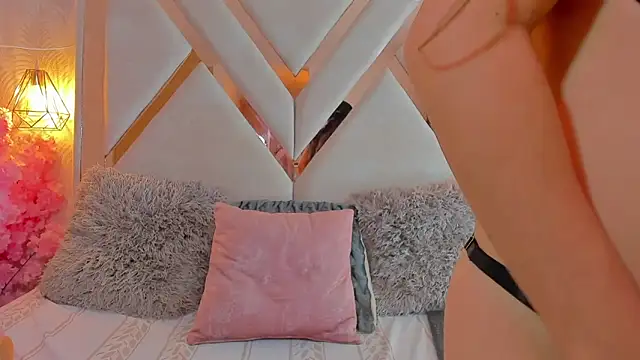 anni honeyriveras online show from April 5, 9:01 pm