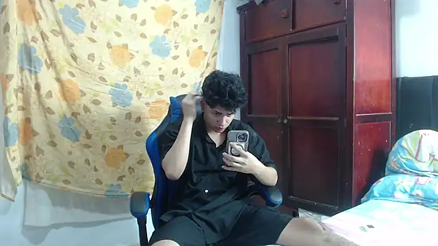 Snapshot of alice_julls chatting on June 7, 8:23 pm alice julls online show from June 7, 8:23 pm