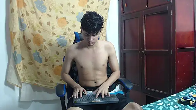 Snapshot of alice_julls chatting on June 24, 5:12 pm alice julls online show from June 24, 5:12 pm