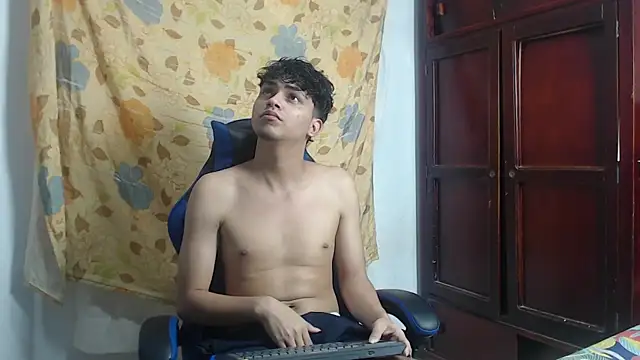 Snapshot of alice_julls chatting on July 5, 6:59 pm alice julls online show from July 5, 6:59 pm